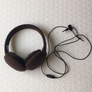 Earmuffs with speakers